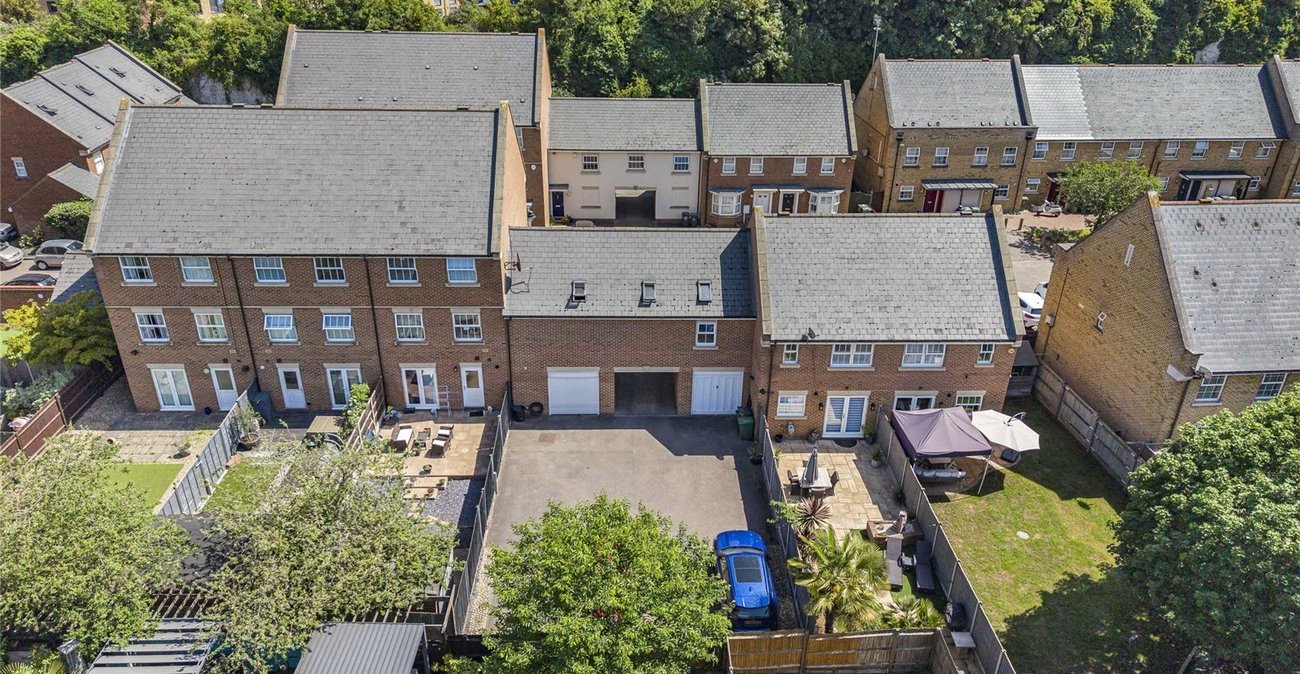 2 bedroom property for sale in Greenhithe | Robinson Jackson