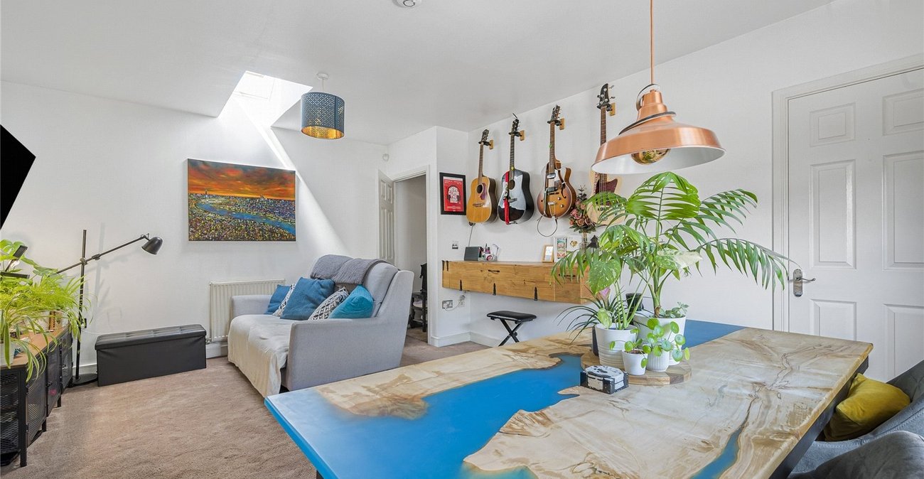 2 bedroom property for sale in Greenhithe | Robinson Jackson