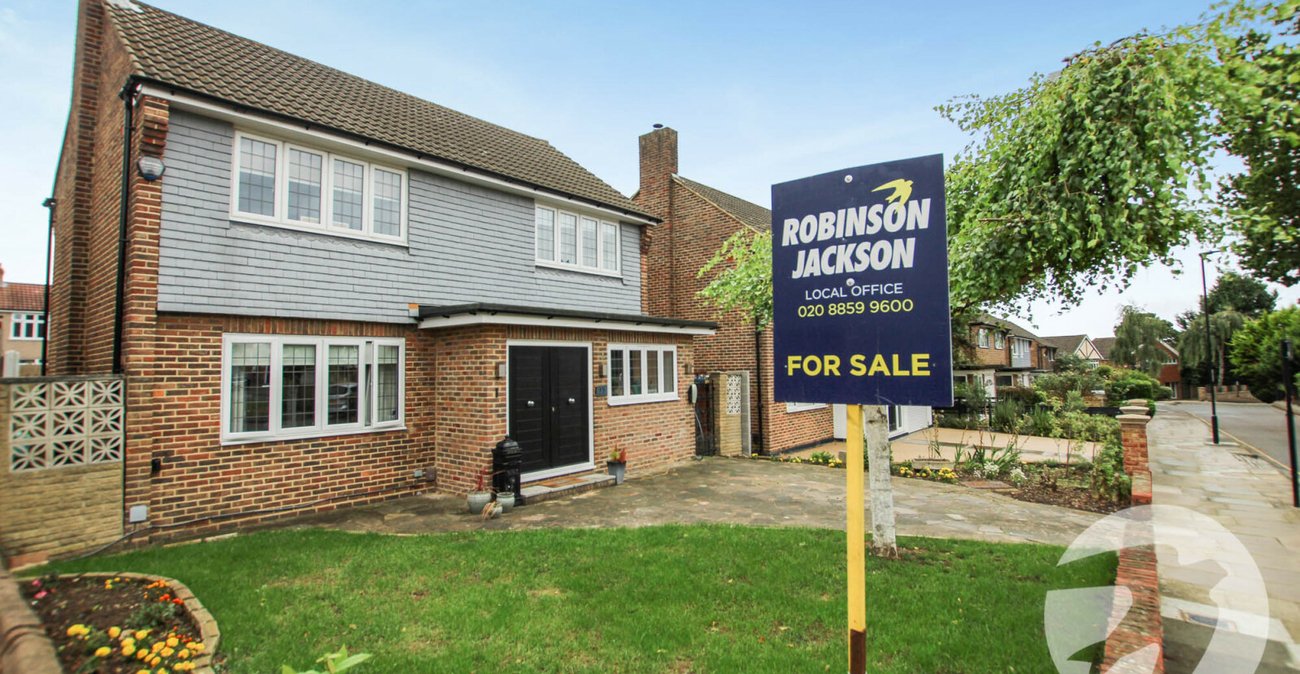 3 bedroom house for sale in London | Robinson Jackson