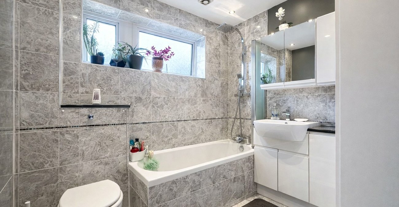 3 bedroom house for sale in London | Robinson Jackson