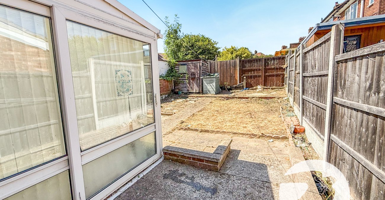 2 bedroom house for sale in London | Robinson Jackson