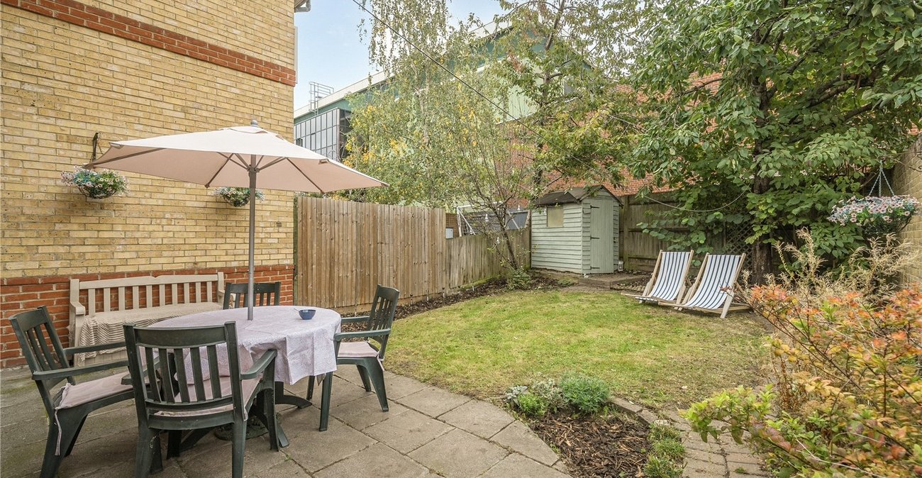 3 bedroom house for sale in London | Robinson Jackson