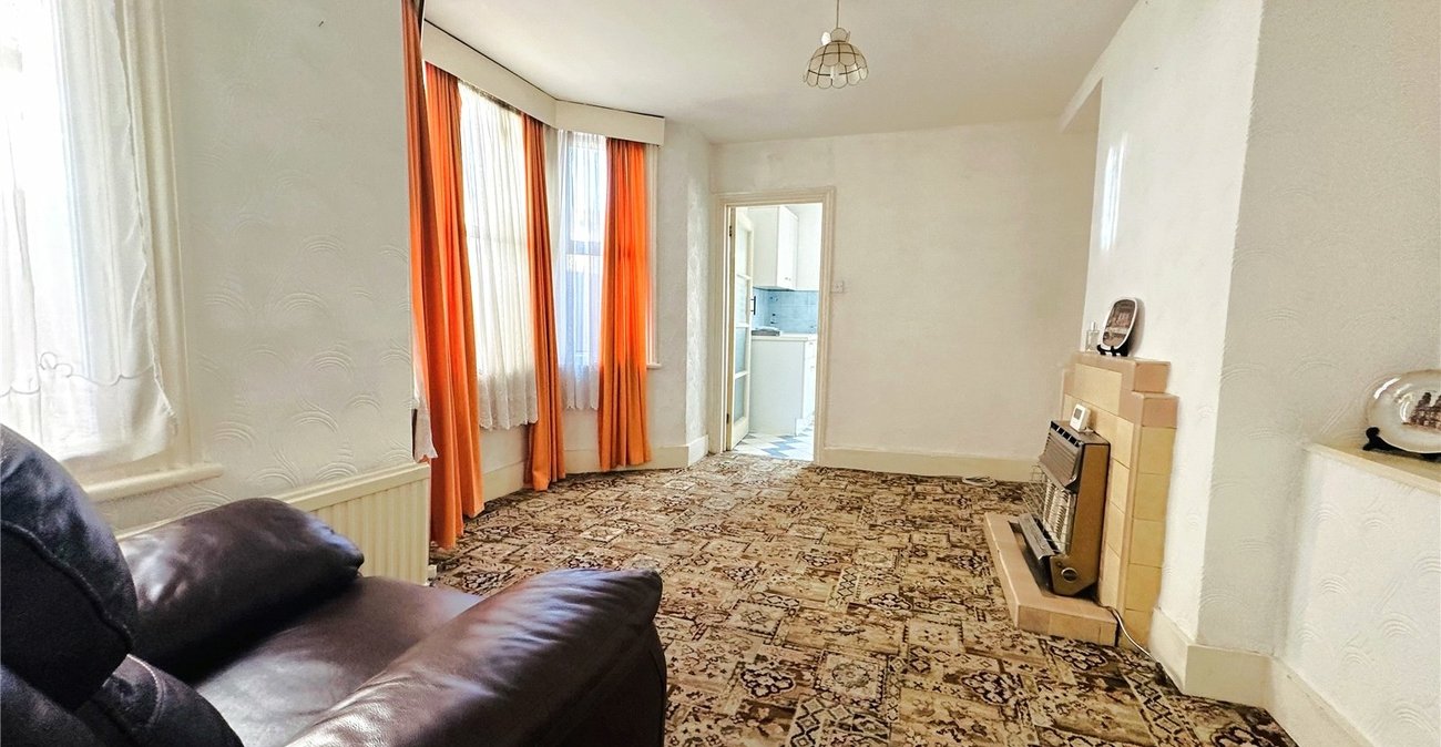 3 bedroom house for sale in London | Robinson Jackson