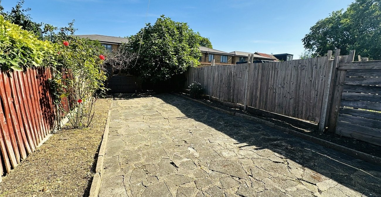 3 bedroom house for sale in London | Robinson Jackson