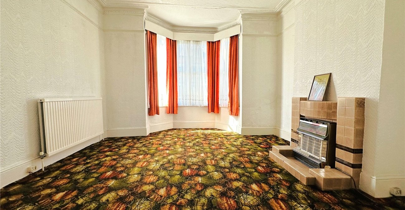 3 bedroom house for sale in London | Robinson Jackson