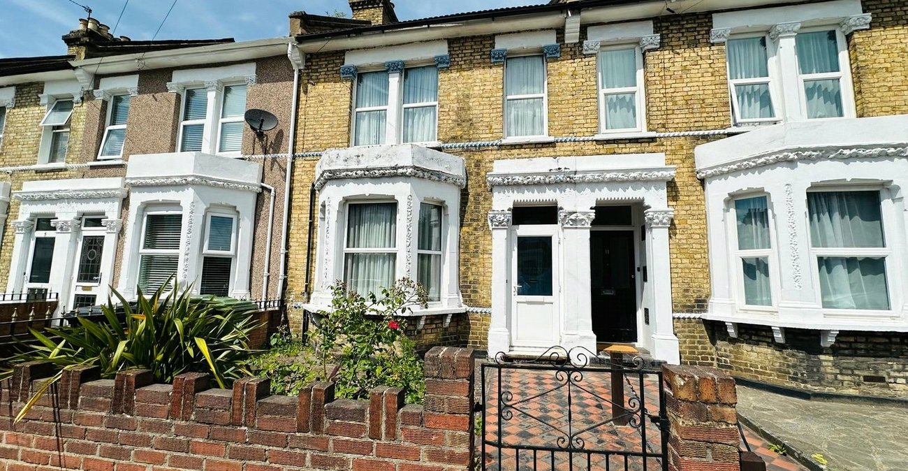 3 bedroom house for sale in London | Robinson Jackson