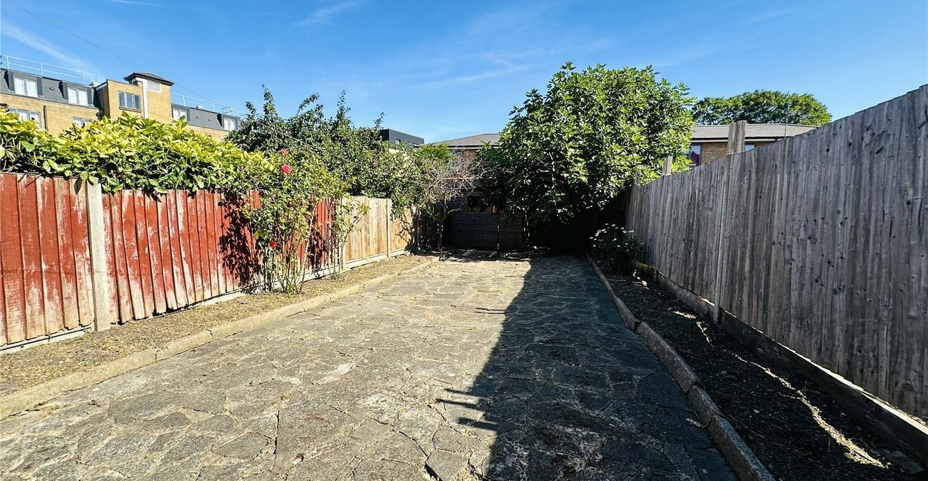 3 bedroom house for sale in London | Robinson Jackson