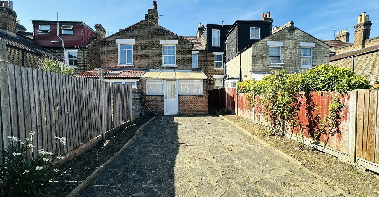 3 bedroom house for sale in London | Robinson Jackson