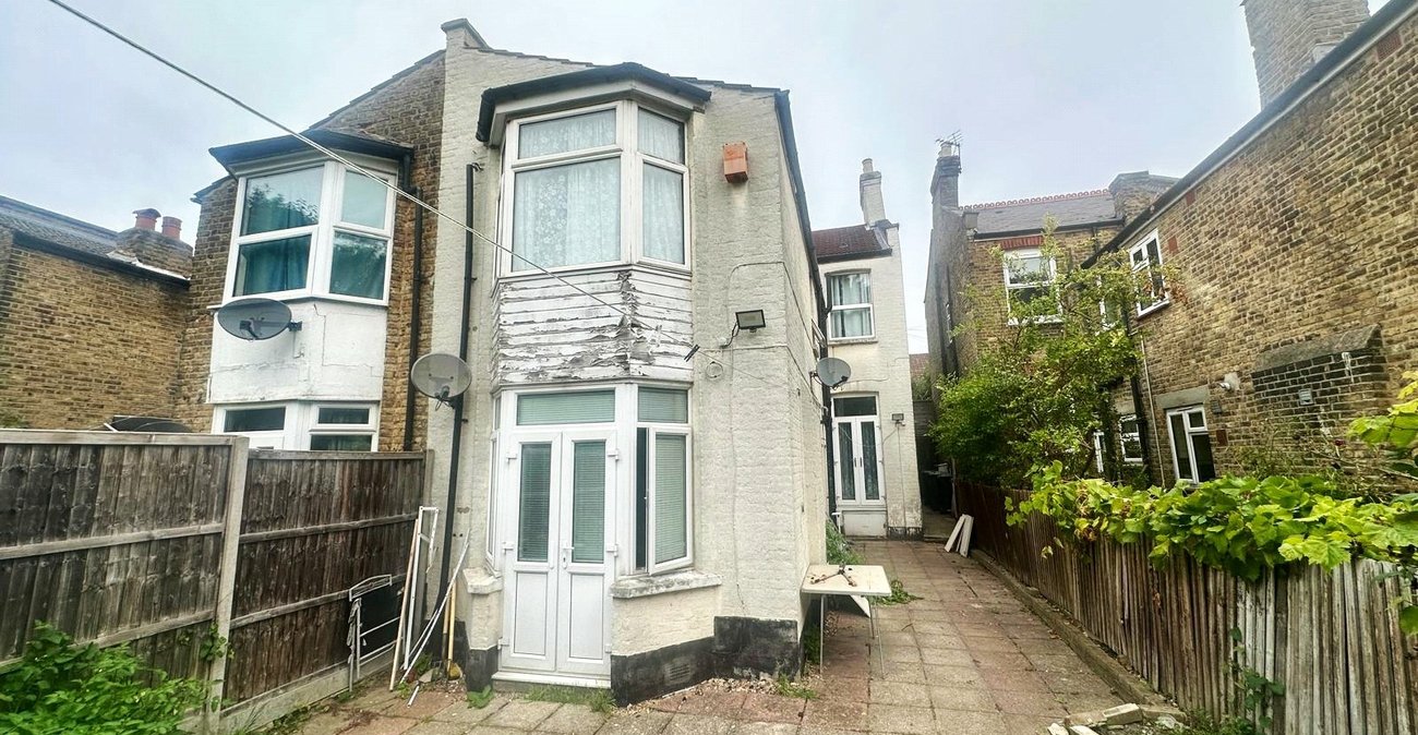 4 bedroom house for sale in London | Robinson Jackson