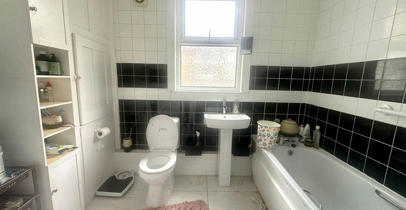 4 bedroom house for sale in London | Robinson Jackson