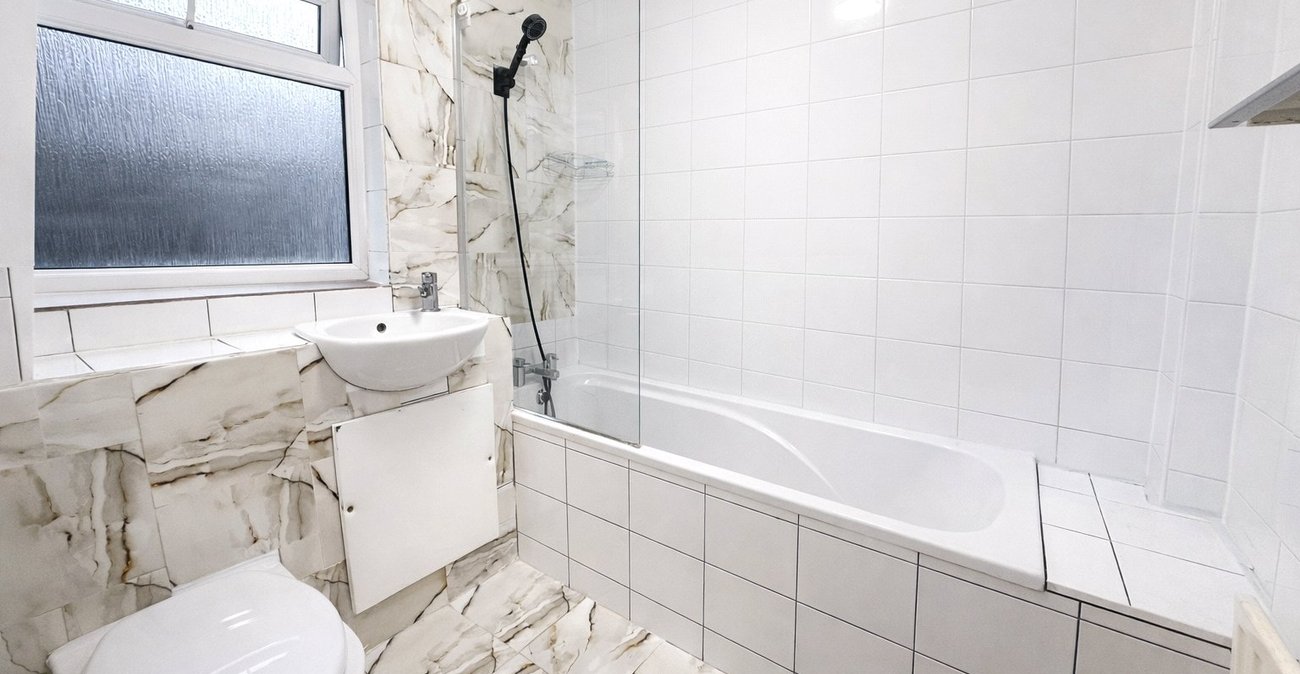 2 bedroom property for sale in London | Robinson Jackson