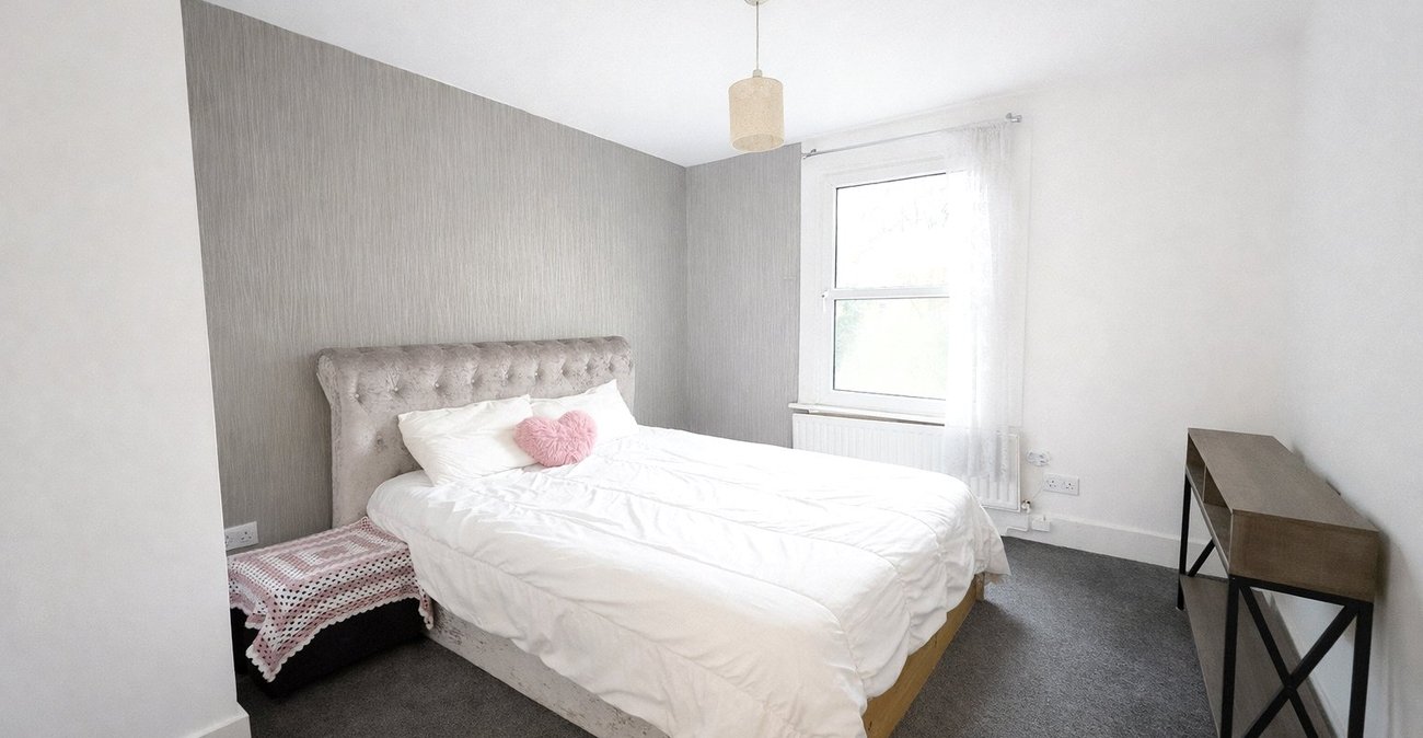 2 bedroom property for sale in London | Robinson Jackson
