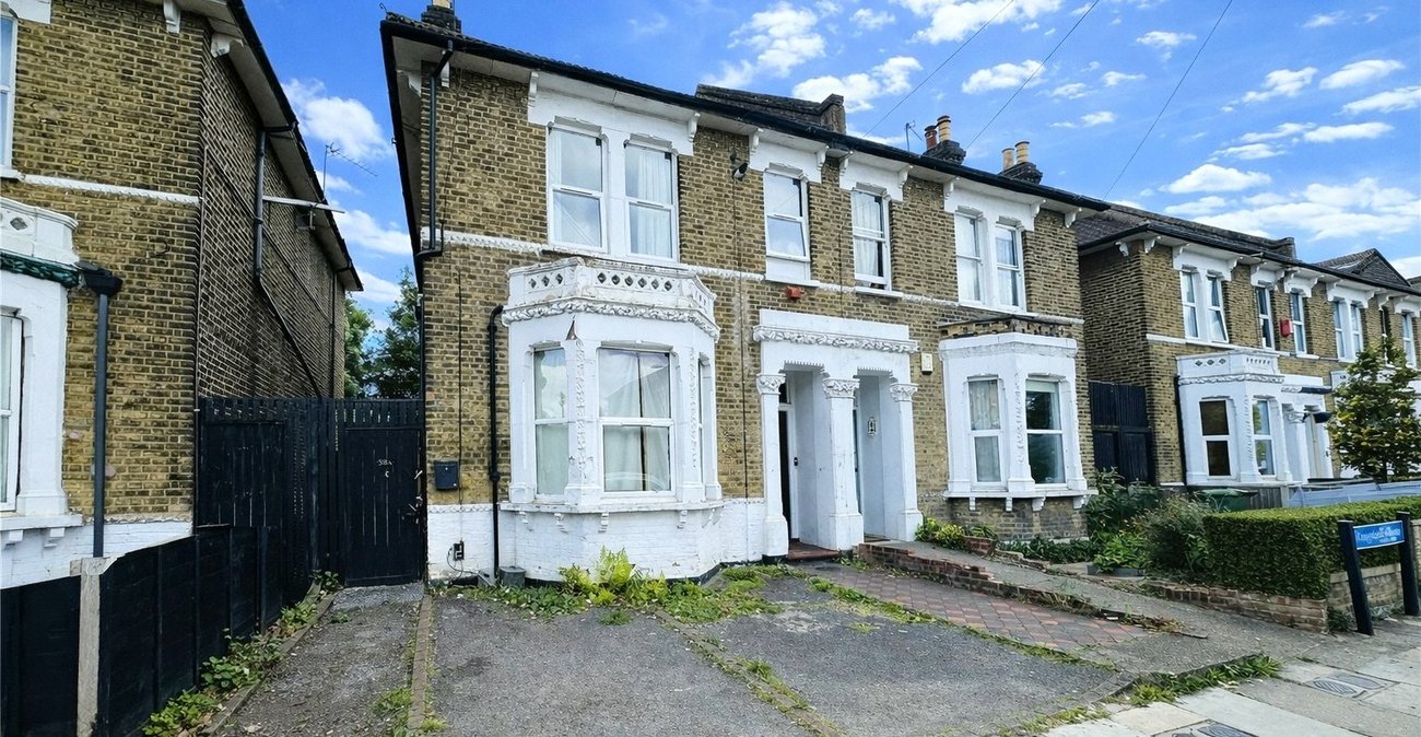 2 bedroom property for sale in London | Robinson Jackson