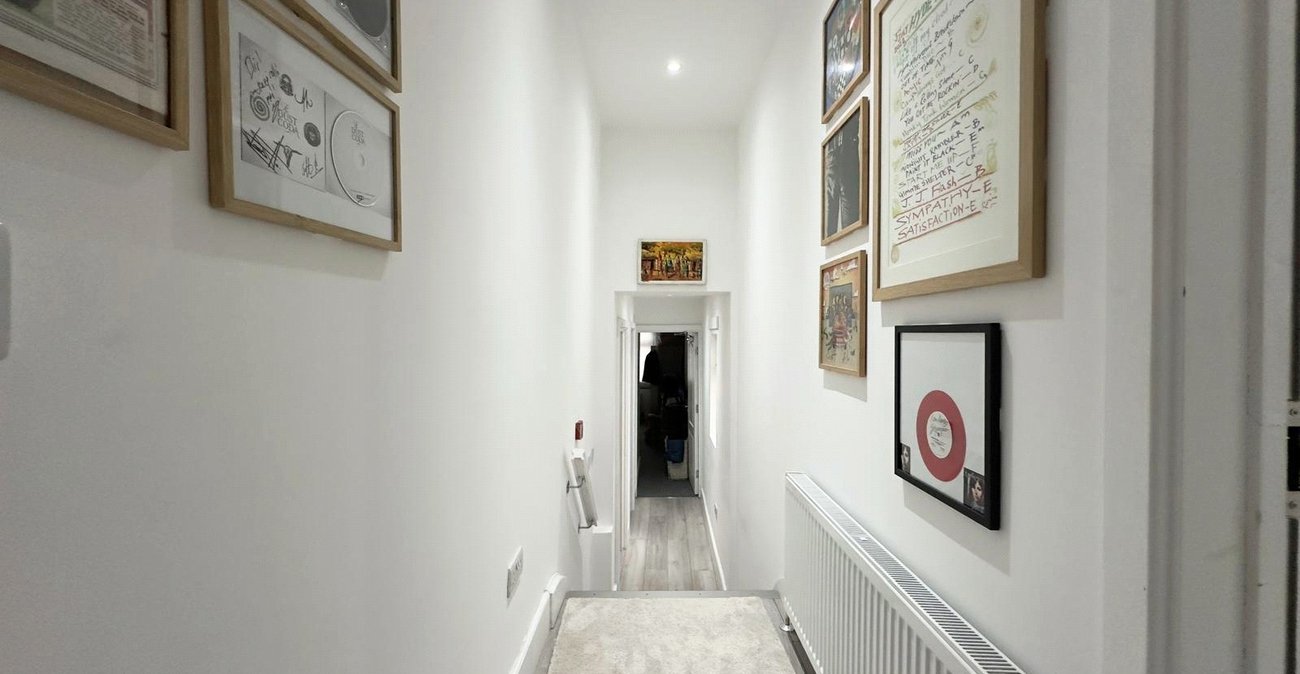 2 bedroom property for sale in London | Robinson Jackson