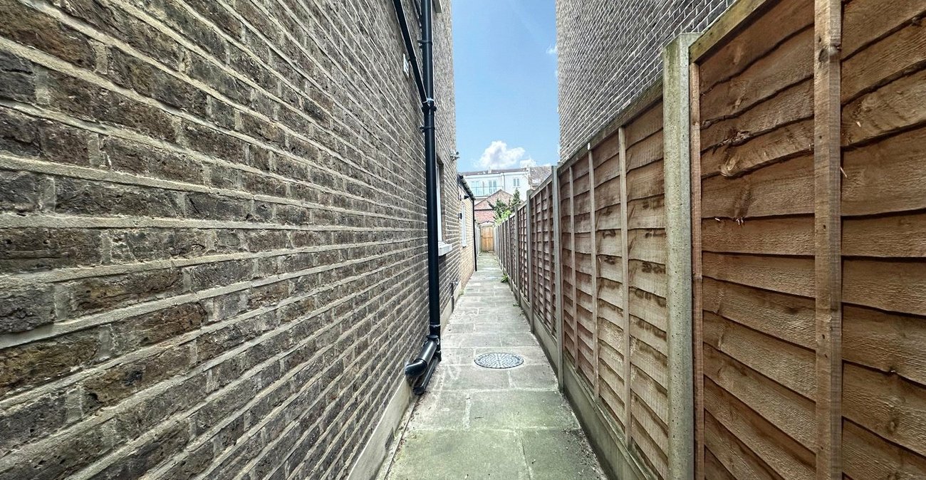 2 bedroom property for sale in London | Robinson Jackson
