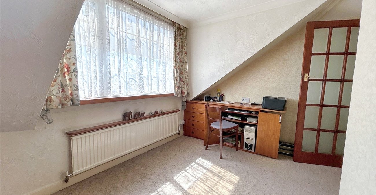 3 bedroom bungalow for sale in Sidcup | Robinson Jackson