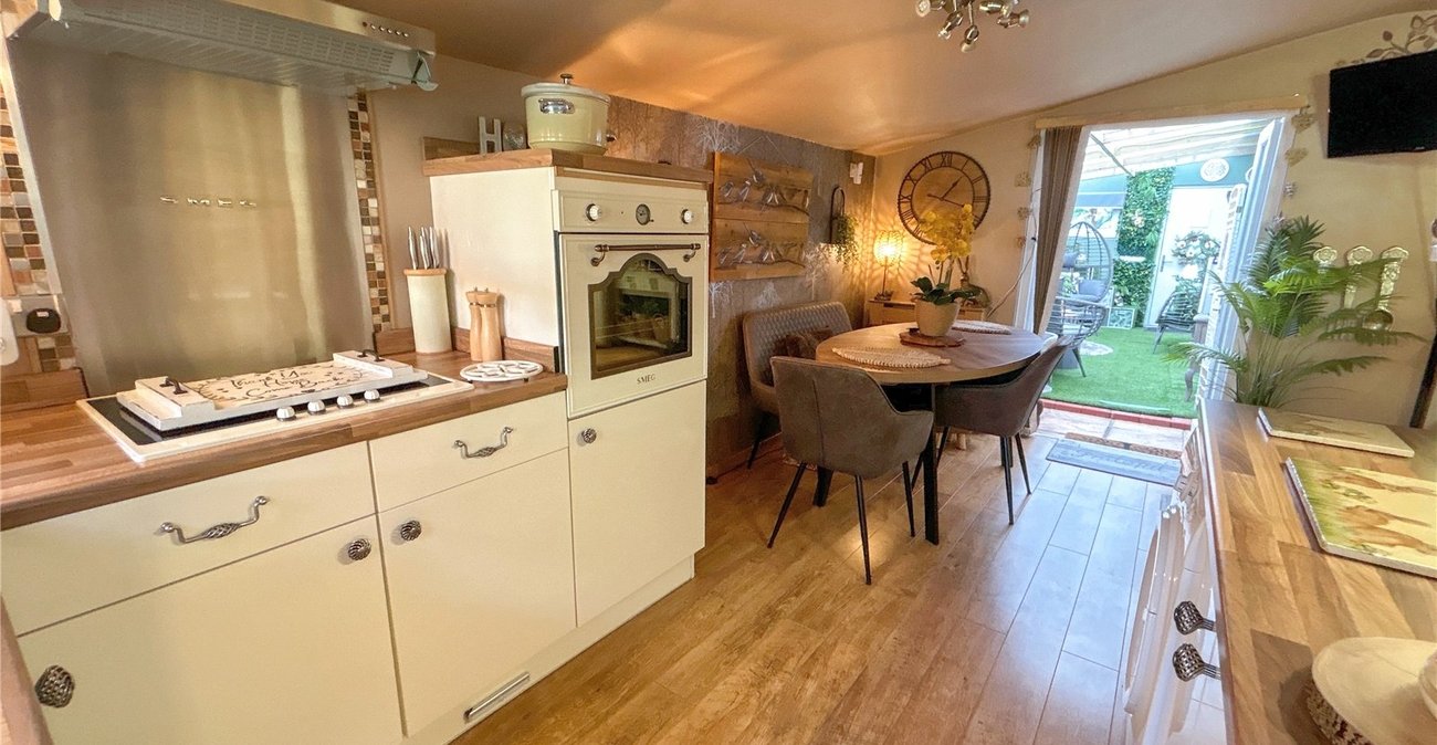 2 bedroom bungalow for sale in Sidcup | Robinson Jackson