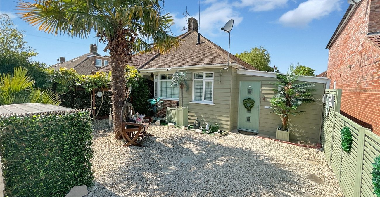 2 bedroom bungalow for sale in Sidcup | Robinson Jackson