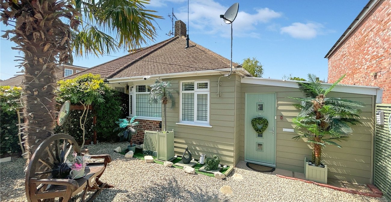 2 bedroom bungalow for sale in Sidcup | Robinson Jackson