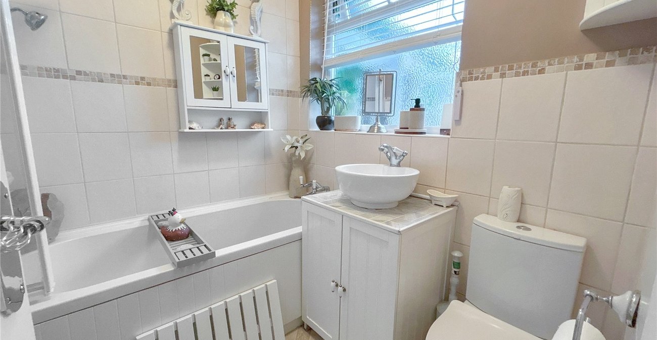 2 bedroom bungalow for sale in Sidcup | Robinson Jackson
