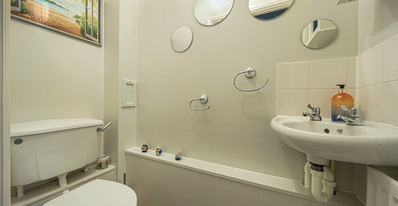 3 bedroom house for sale in London | Robinson Jackson