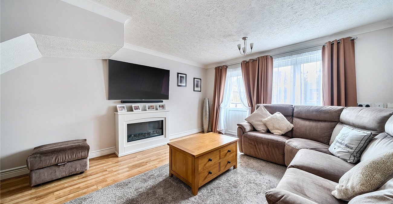 3 bedroom house for sale in London | Robinson Jackson