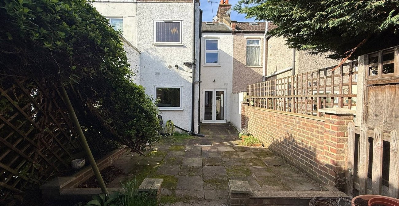 2 bedroom house for sale in London | Robinson Jackson