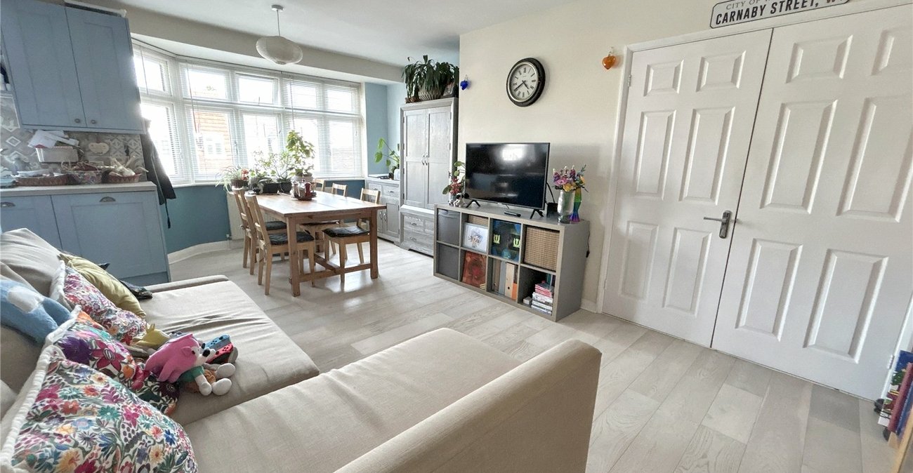2 bedroom property for sale in Blackfen | Robinson Jackson