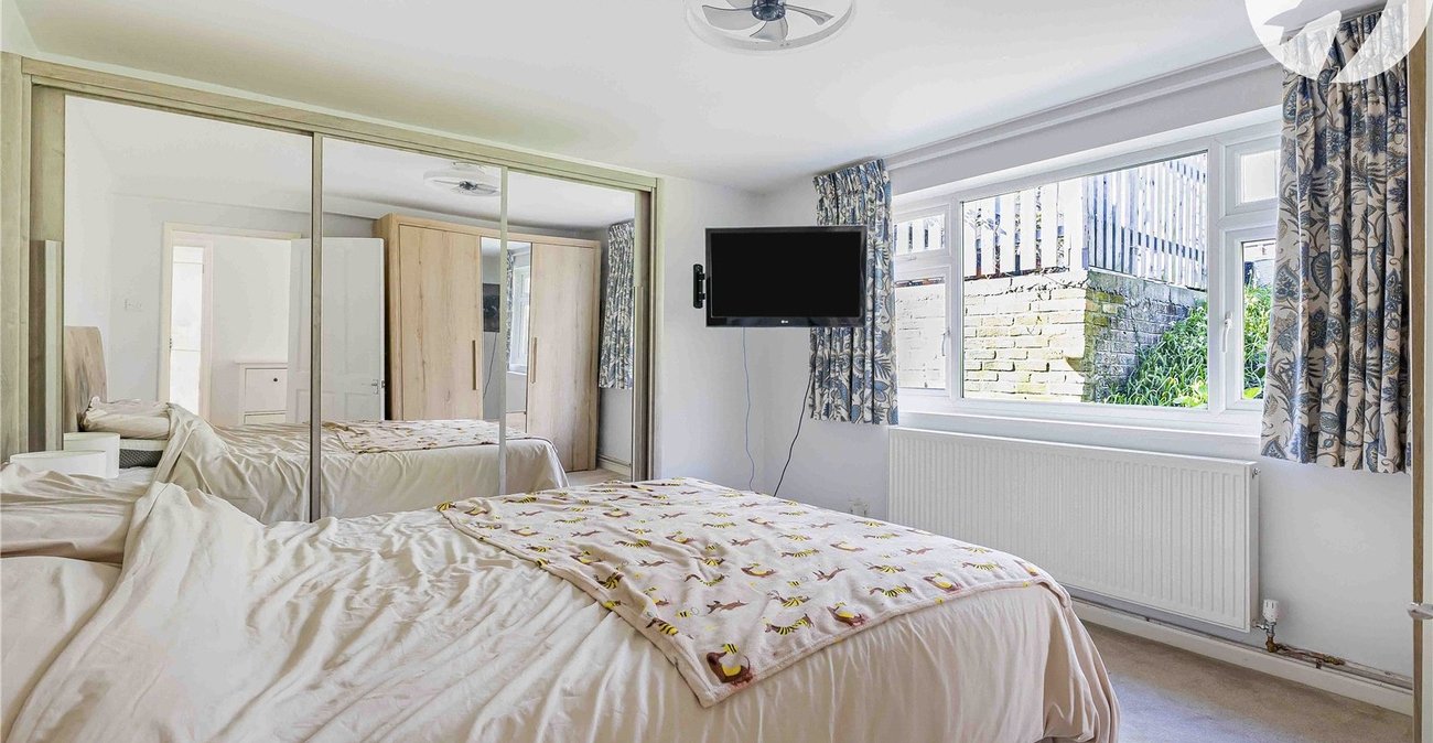 3 bedroom bungalow for sale in Cuxton | Robinson Michael & Jackson