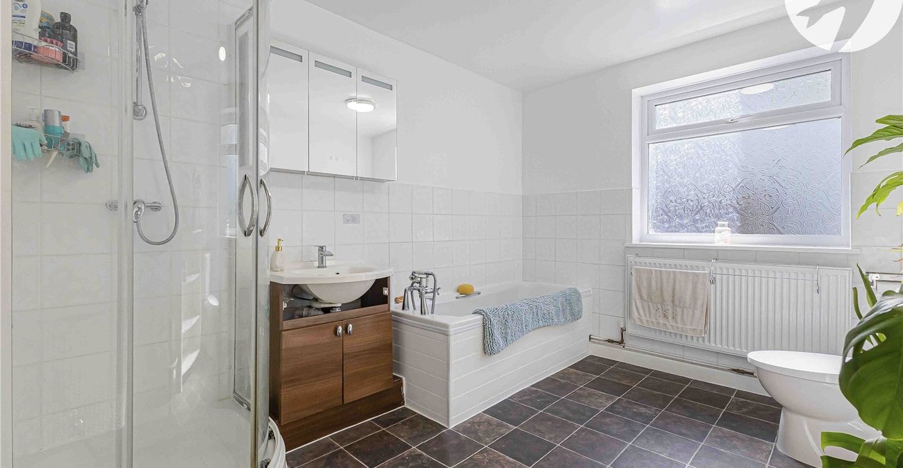 3 bedroom bungalow for sale in Cuxton | Robinson Michael & Jackson