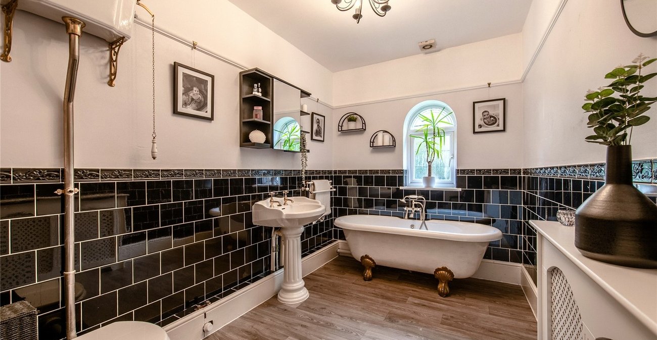 4 bedroom bungalow for sale in Cuxton | Robinson Michael & Jackson