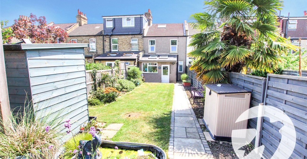 3 bedroom house for sale in London | Robinson Jackson