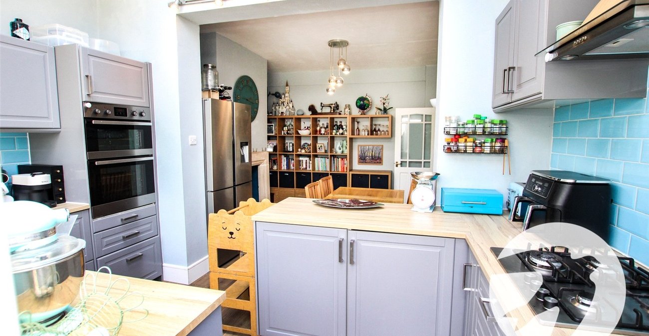 3 bedroom house for sale in London | Robinson Jackson