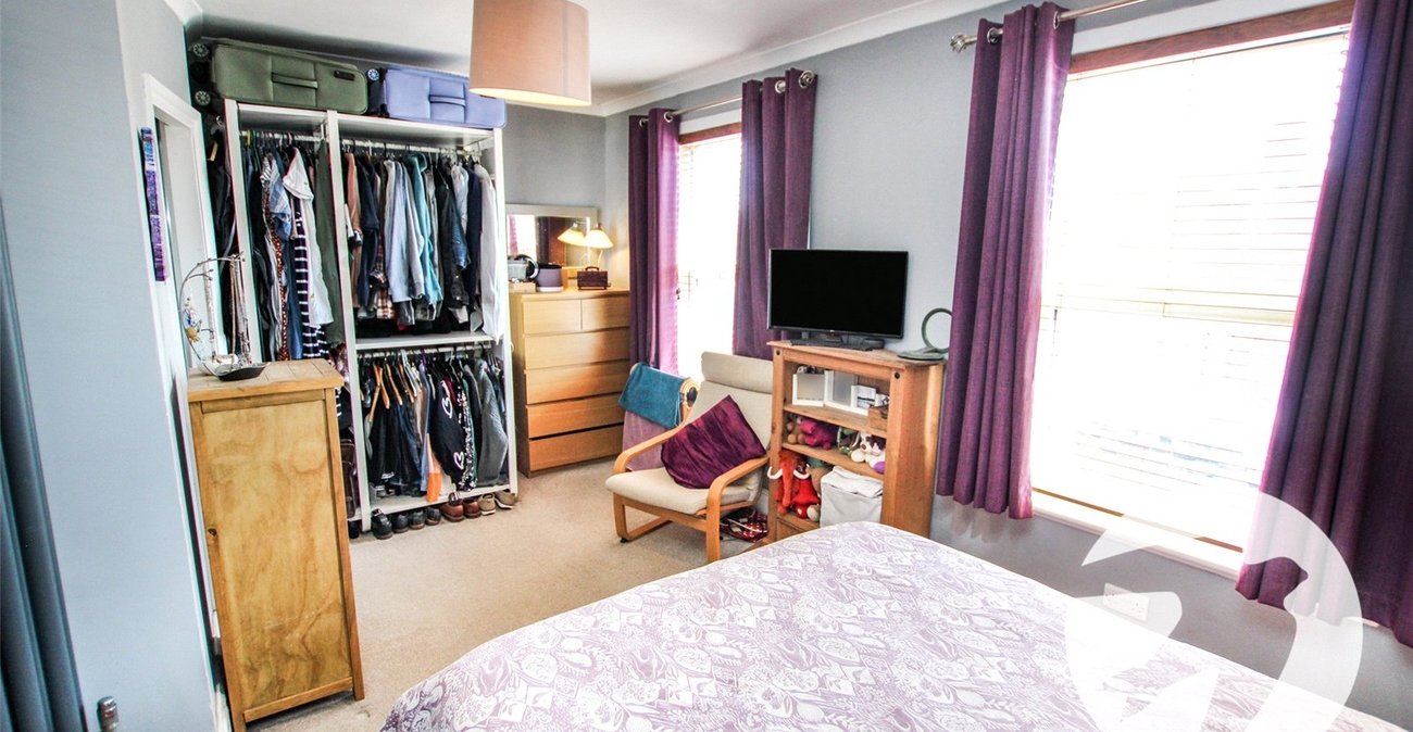 3 bedroom house for sale in London | Robinson Jackson