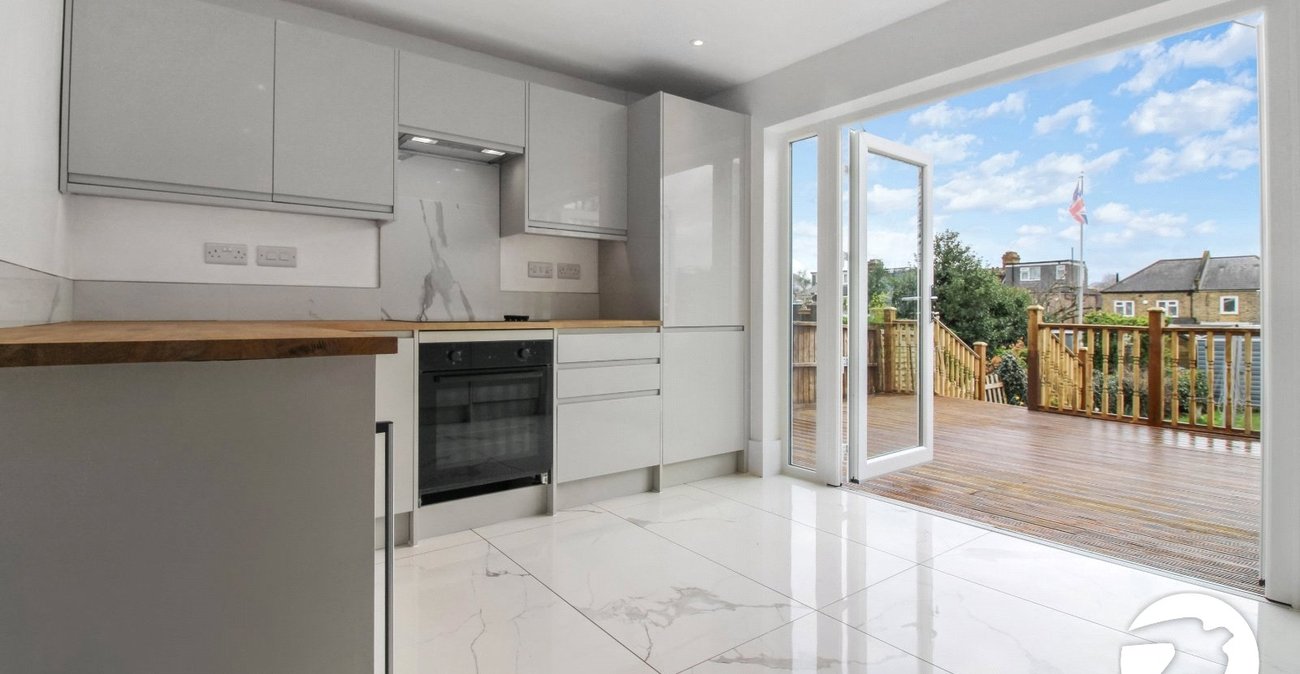 3 bedroom house for sale in London | Robinson Jackson