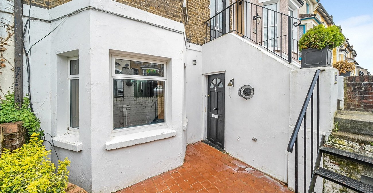 2 bedroom property for sale in London | Robinson Jackson