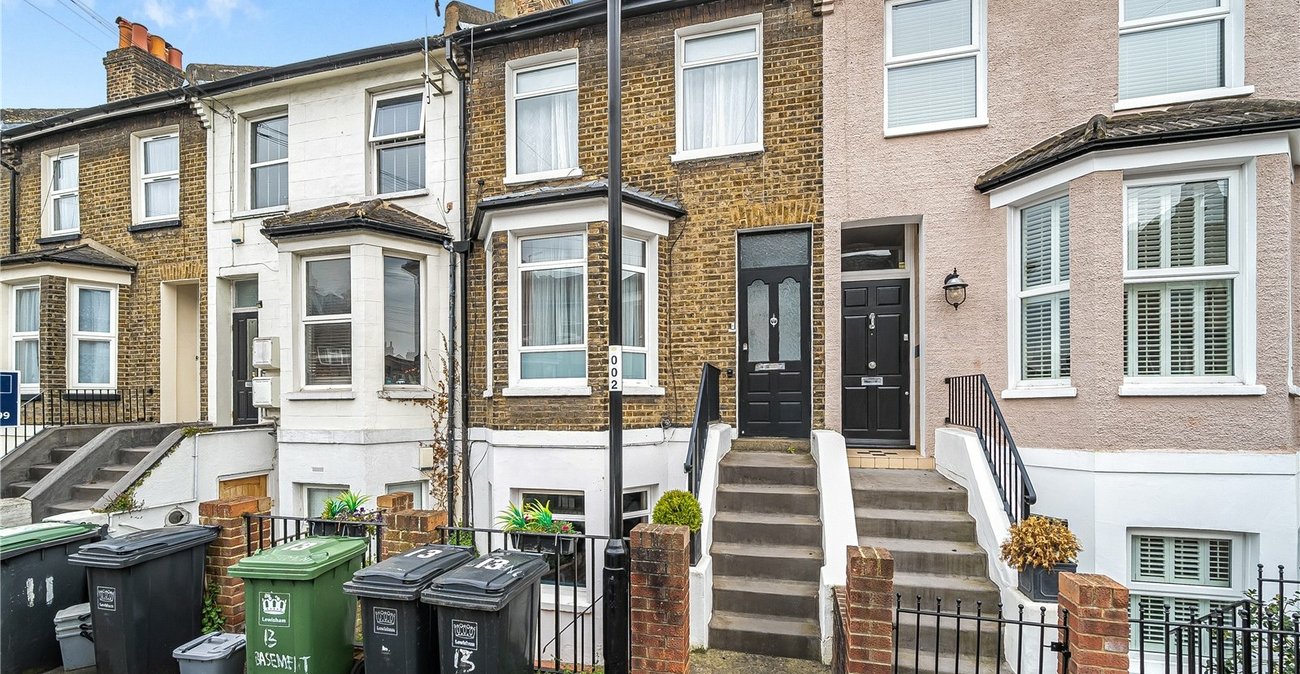 2 bedroom property for sale in London | Robinson Jackson