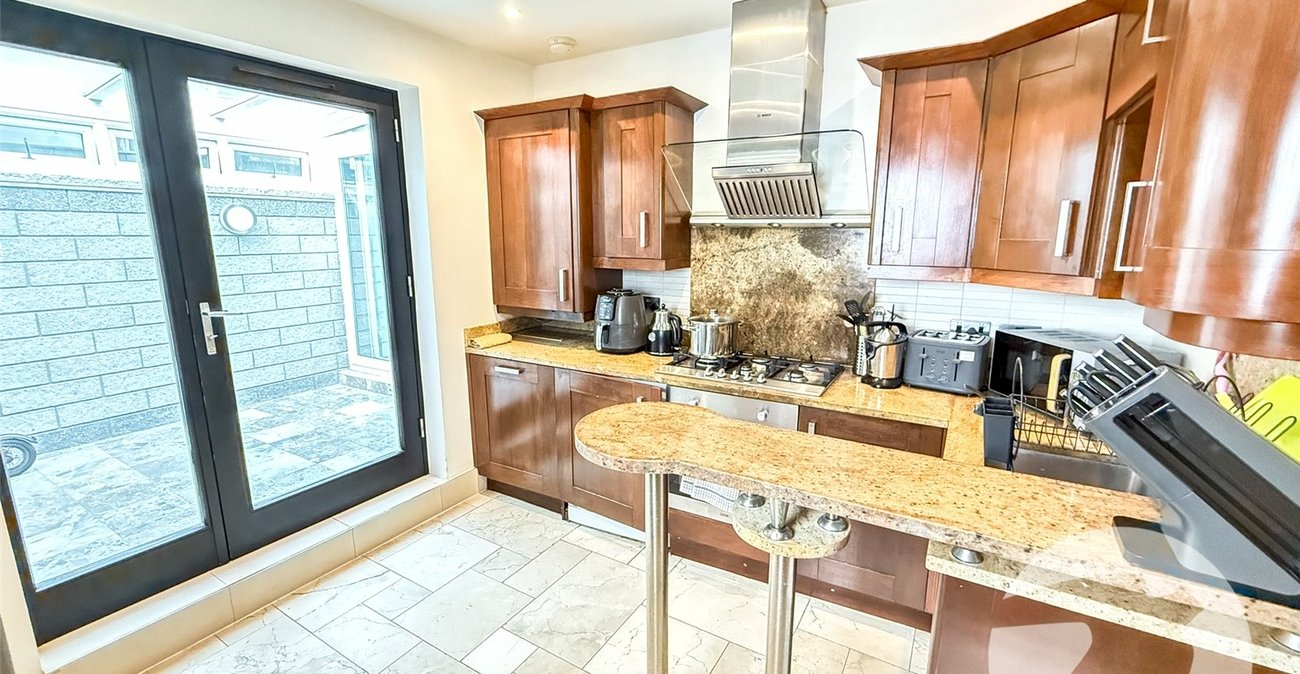 3 bedroom house for sale in London | Robinson Jackson