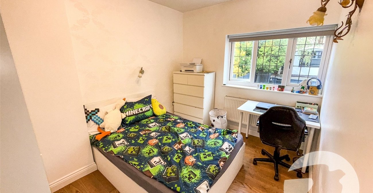 3 bedroom house for sale in London | Robinson Jackson