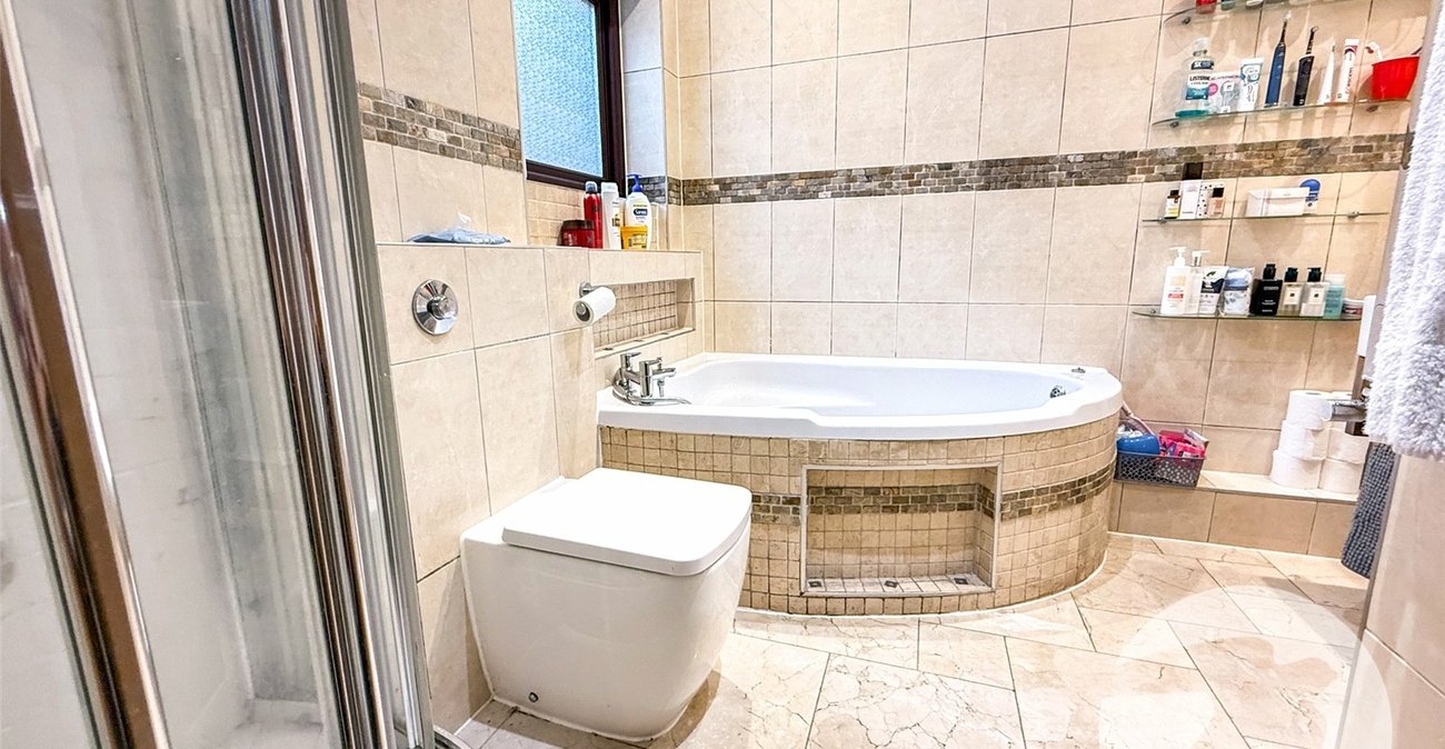 3 bedroom house for sale in London | Robinson Jackson