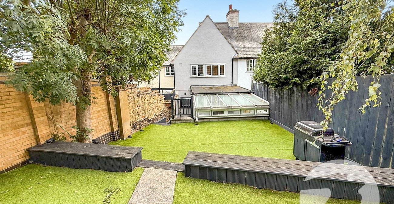 3 bedroom house for sale in London | Robinson Jackson