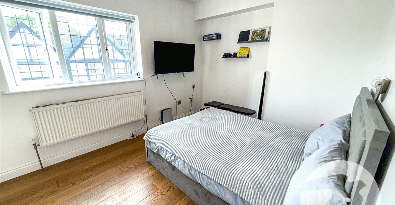 3 bedroom house for sale in London | Robinson Jackson