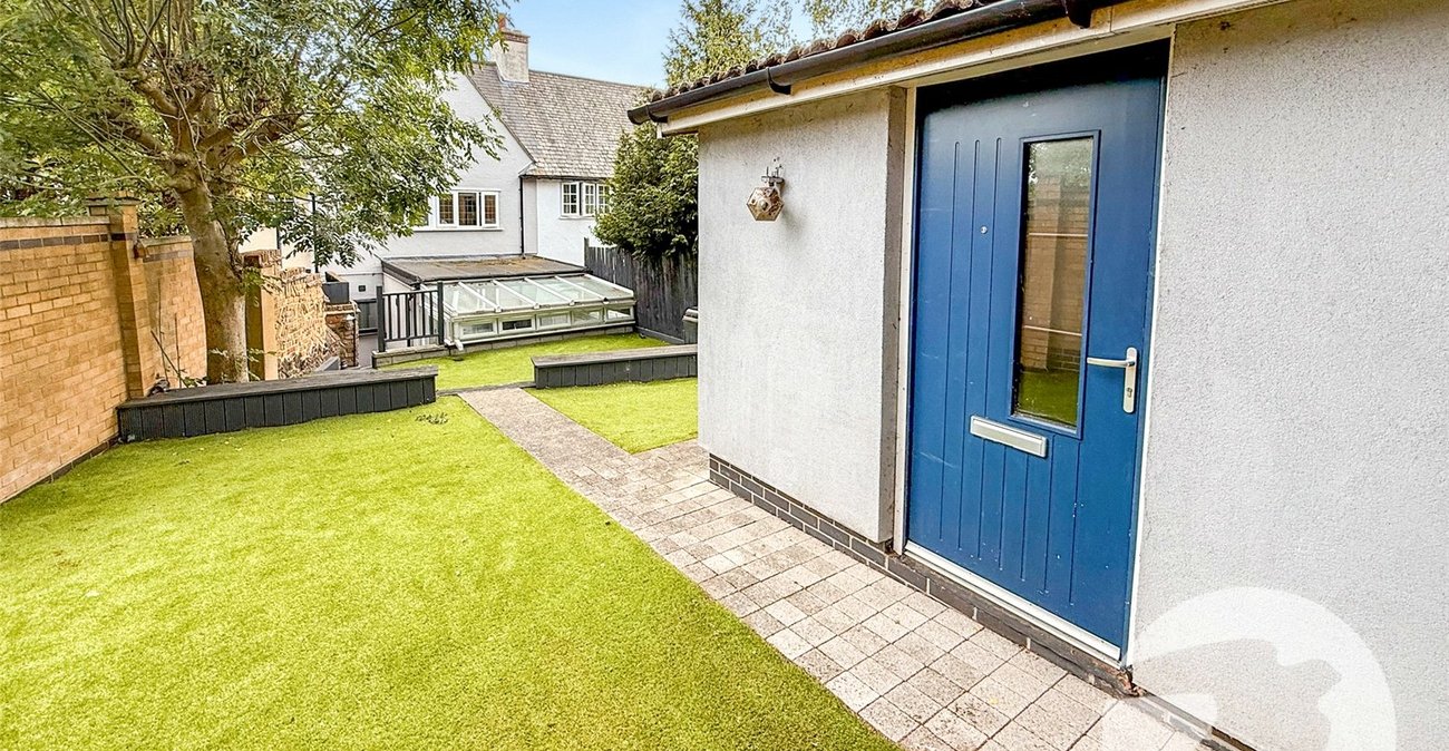 3 bedroom house for sale in London | Robinson Jackson