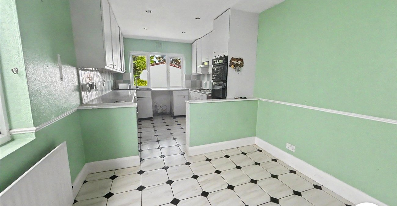 4 bedroom bungalow for sale in Sidcup | Robinson Jackson