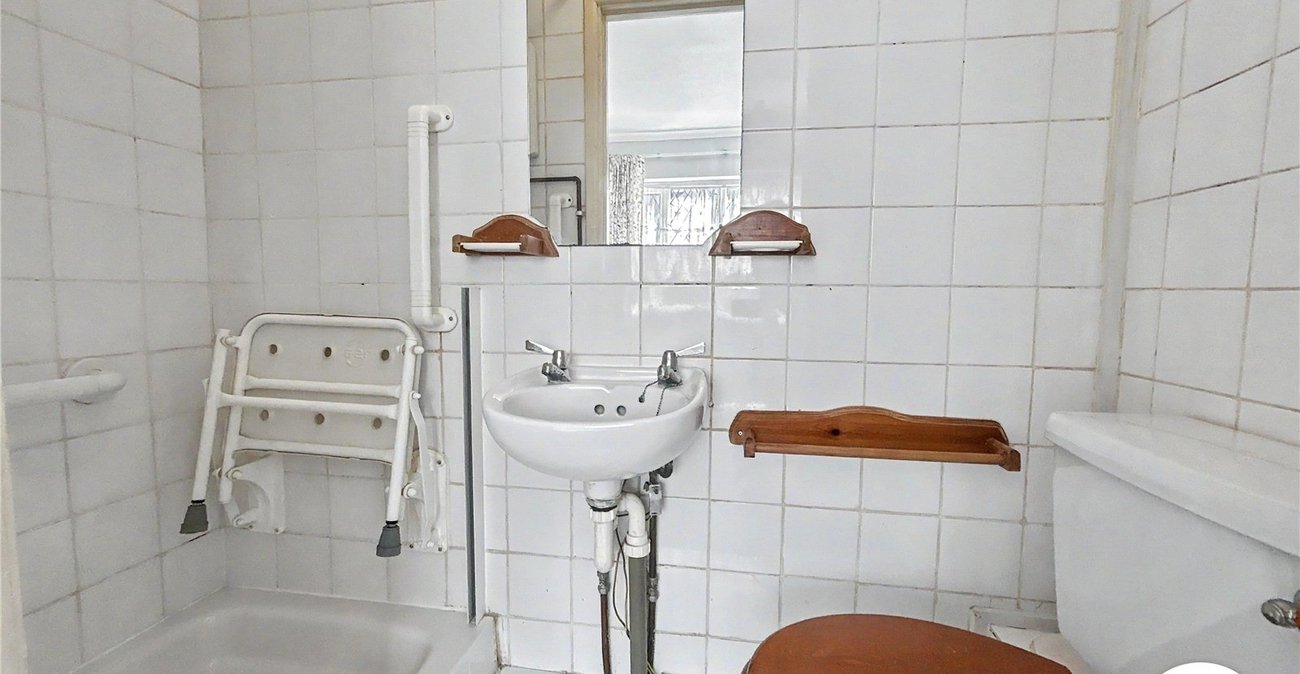 4 bedroom bungalow for sale in Sidcup | Robinson Jackson