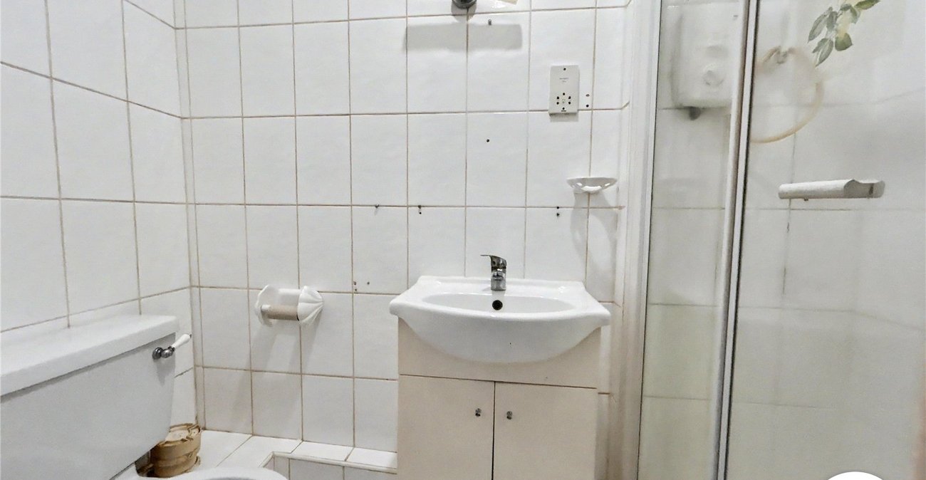 4 bedroom bungalow for sale in Sidcup | Robinson Jackson