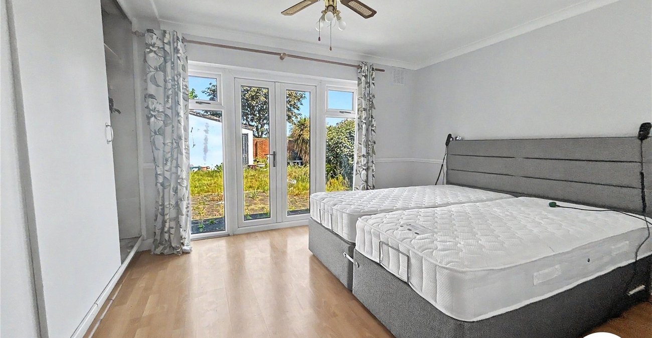 4 bedroom bungalow for sale in Sidcup | Robinson Jackson