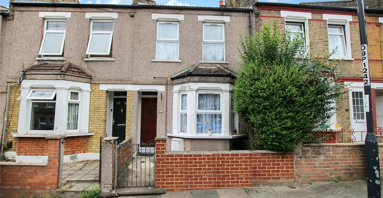 2 bedroom house for sale in London | Robinson Jackson