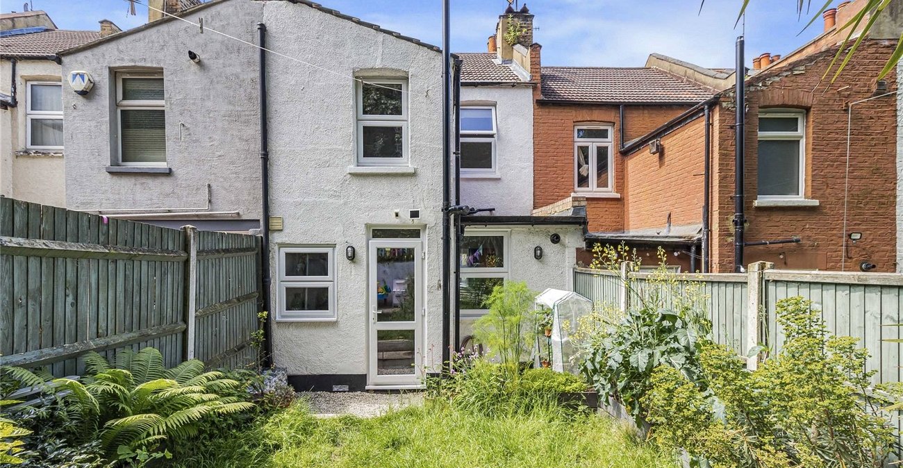 3 bedroom house for sale in Plumstead Common | Robinson Jackson