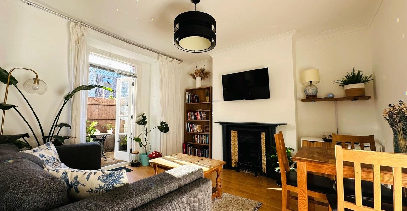 2 bedroom property for sale in London | Robinson Jackson